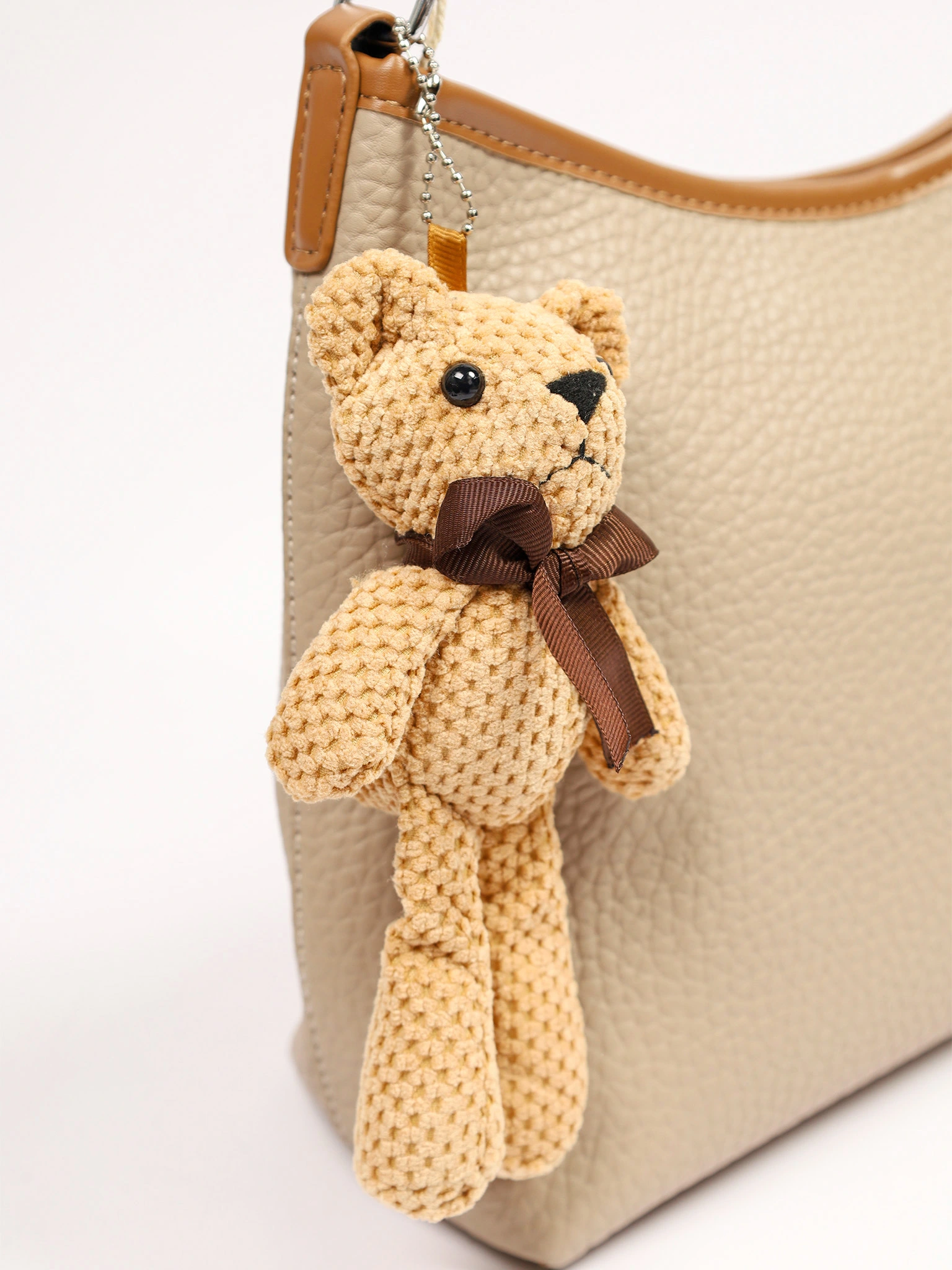 Сумка-кроссбоди  с декоративным брелком в ассортименте